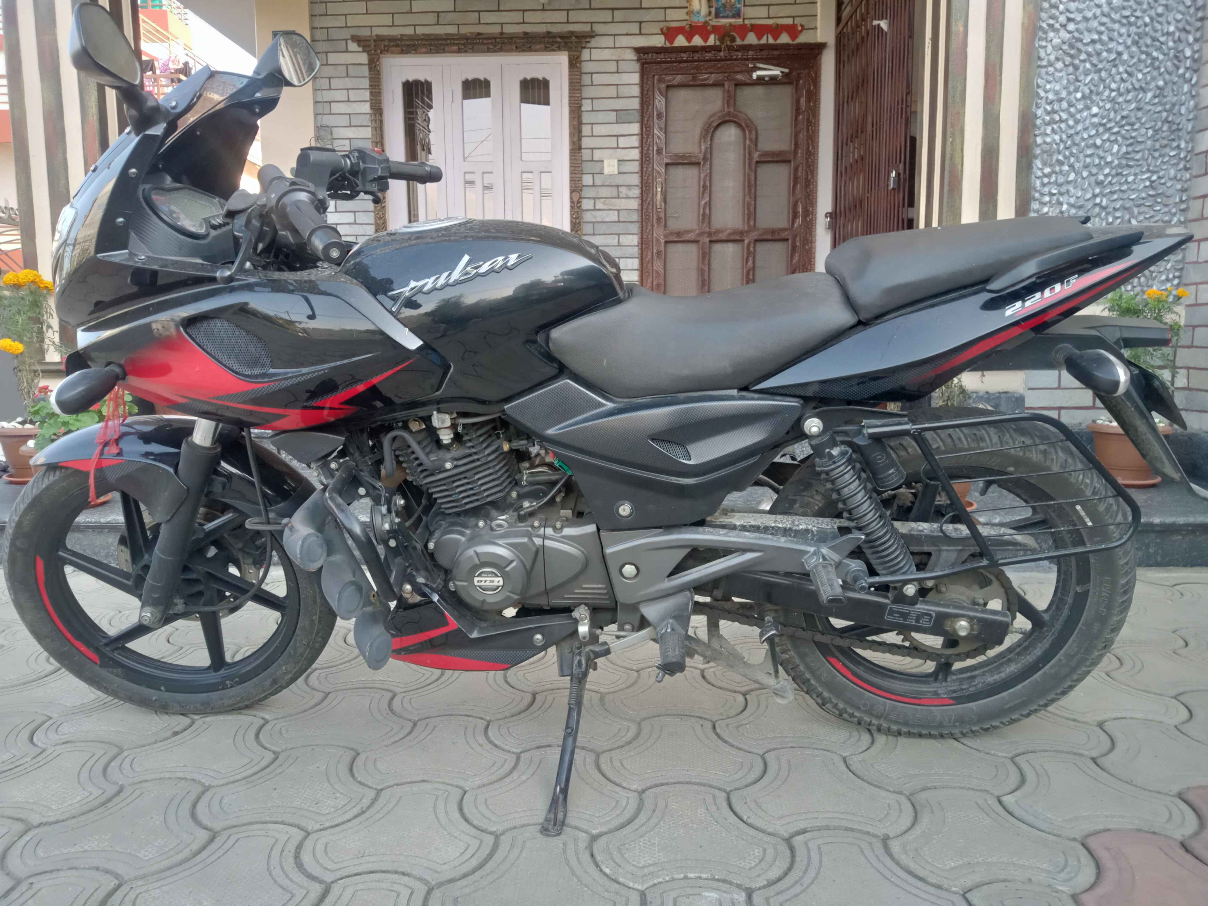 Pulsar 220